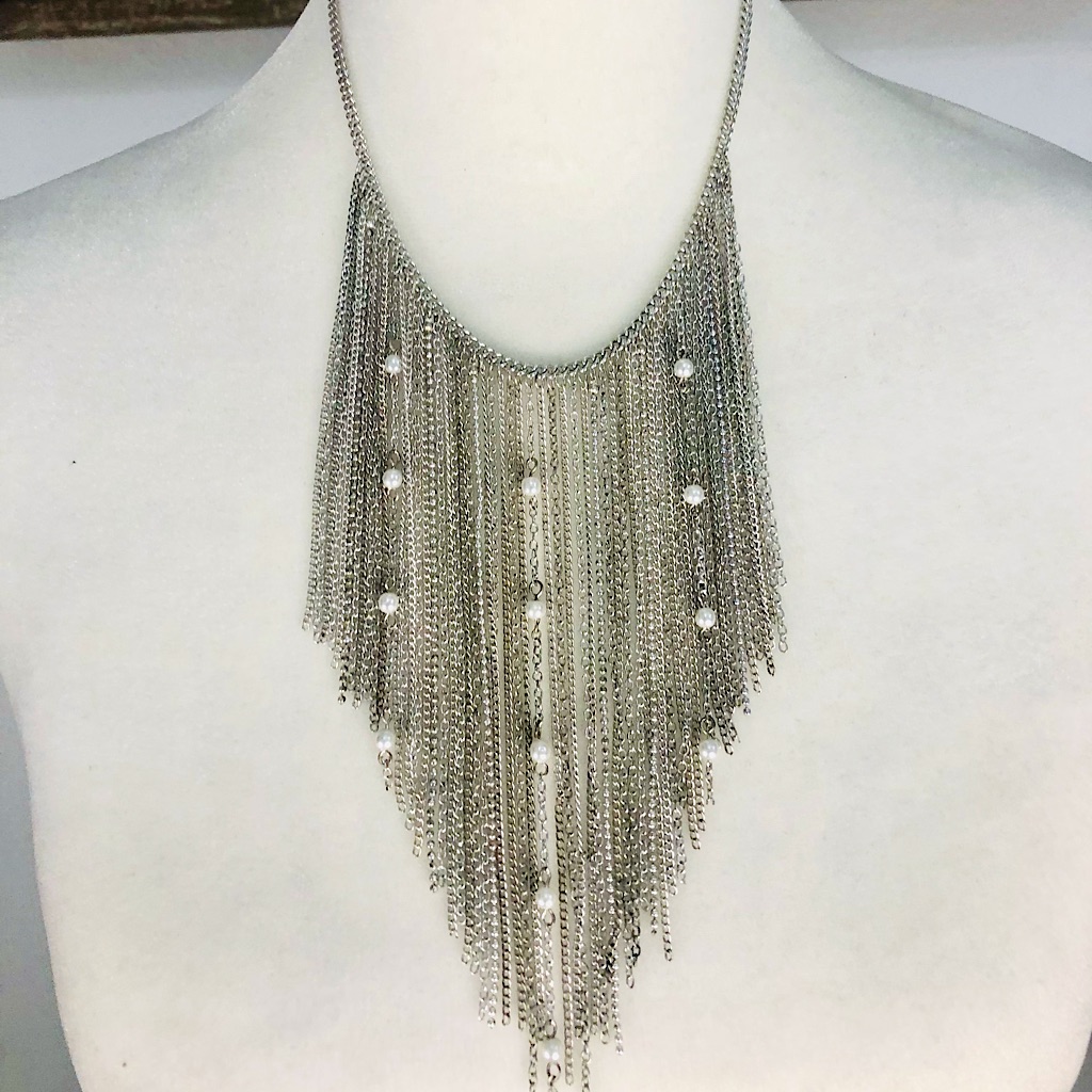 Claire’s Silver Tones With Pearls Detailed Necklace